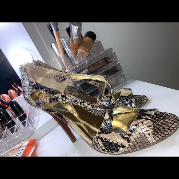 GUESS - Picture 2 of 6